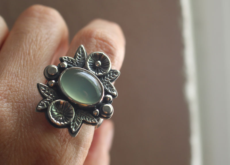 Fragrance after the rain, flower ring in sterling silver and chalcedony