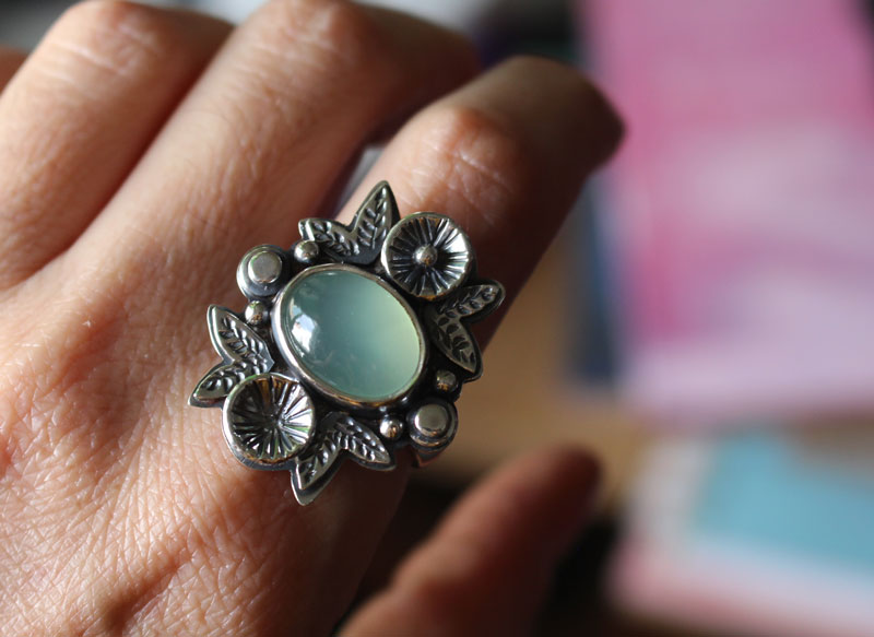 Fragrance after the rain, flower ring in sterling silver and chalcedony