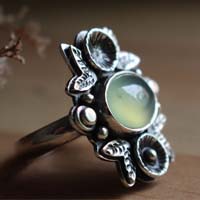 Fragrance after the rain, flower ring in sterling silver and chalcedony