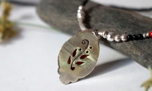 Garance, red dyer’s necklace in silver, coral, black agate and carnelian