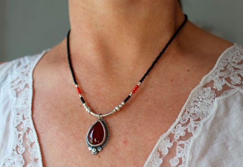 Garance, red dyer’s necklace in silver, coral, black agate and carnelian