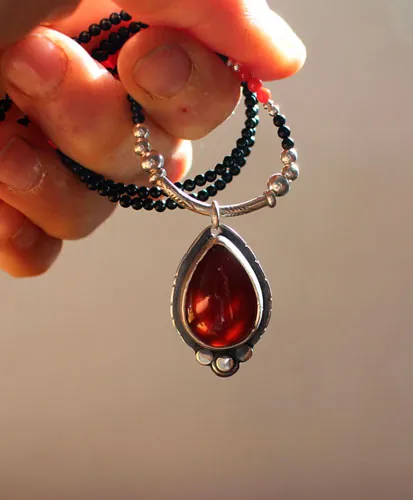 Garance, red dyer’s necklace in silver, coral, black agate and carnelian