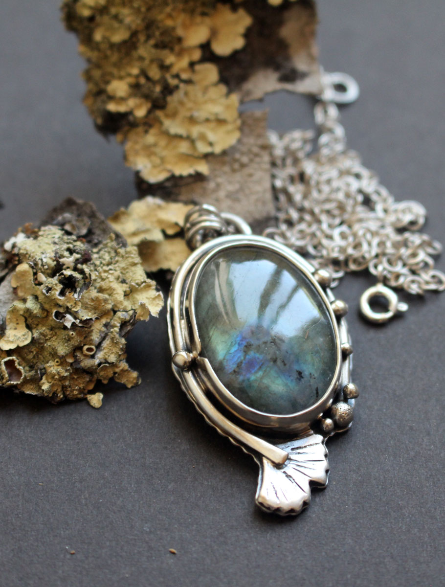 Ginkgo golden reflections, Japanese leaf necklace in silver and labradorite