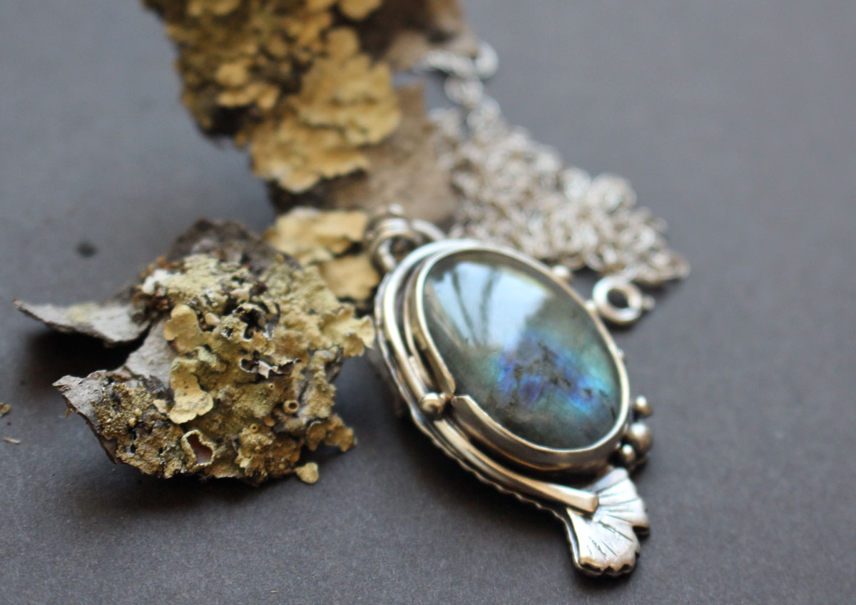 Ginkgo golden reflections, Japanese leaf necklace in silver and labradorite