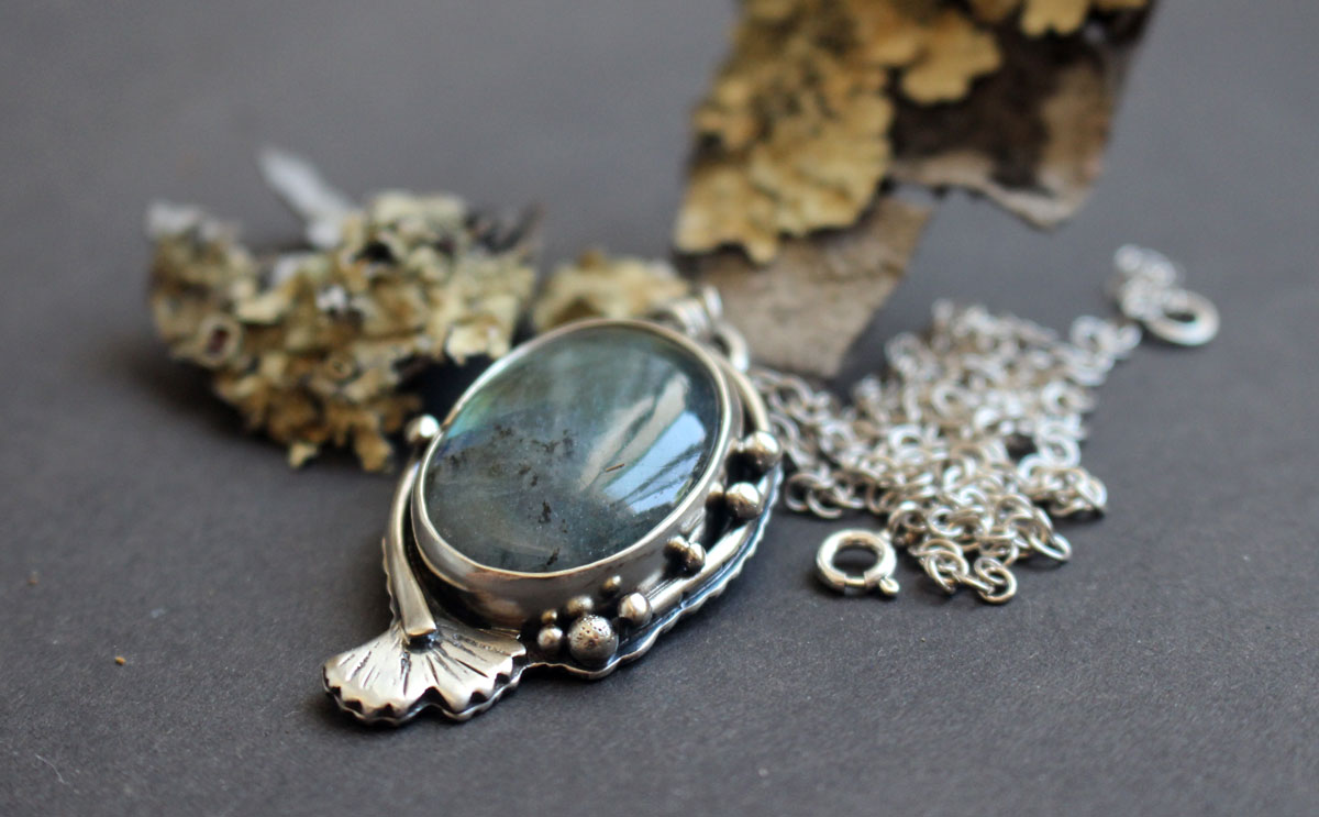 Ginkgo golden reflections, Japanese leaf necklace in silver and labradorite