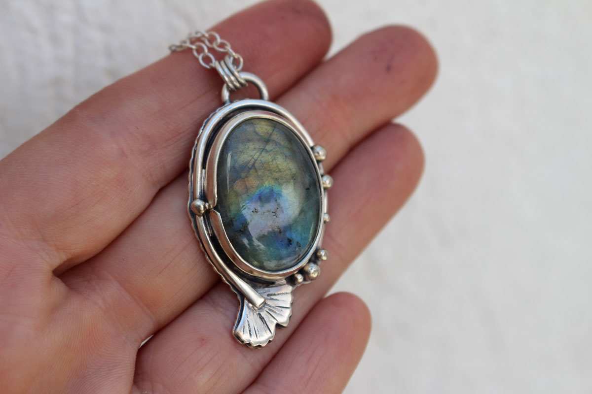 Ginkgo golden reflections, Japanese leaf necklace in silver and labradorite