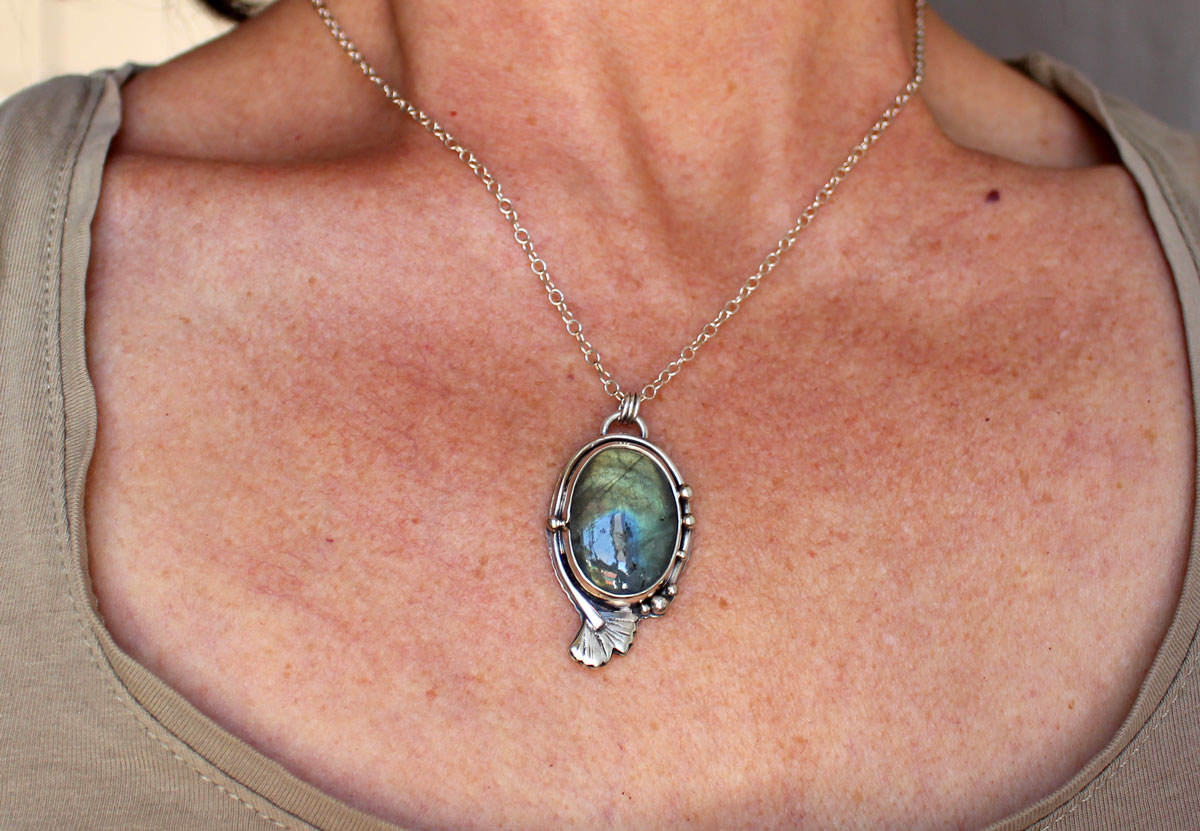 Ginkgo golden reflections, Japanese leaf necklace in silver and labradorite