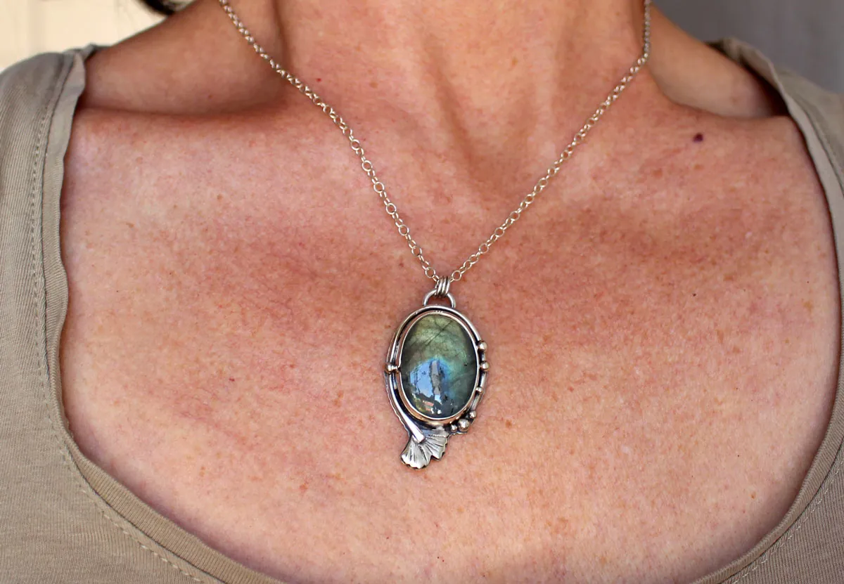 Ginkgo golden reflections, Japanese leaf necklace in silver and labradorite
