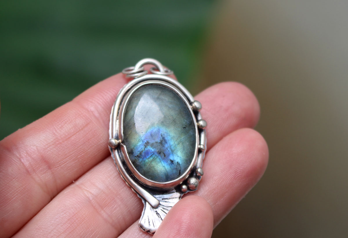 Ginkgo golden reflections, Japanese leaf necklace in silver and labradorite