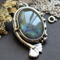 Ginkgo golden reflections, Japanese leaf necklace in silver and labradorite