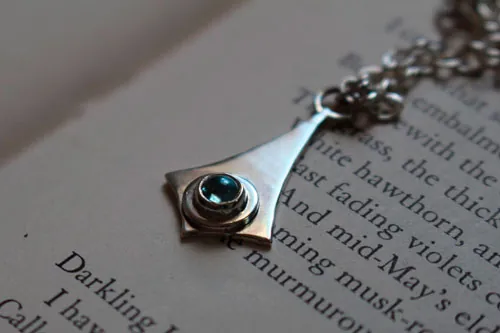 Glas, kite shaped necklace in silver and blue zircon