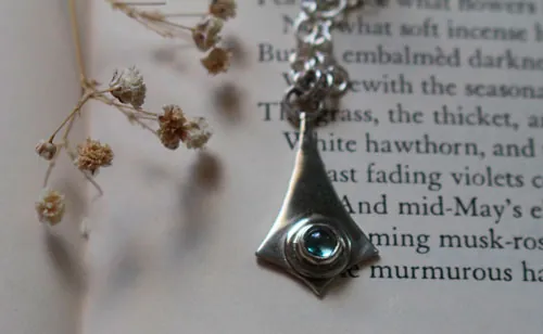 Glas, kite shaped necklace in silver and blue zircon
