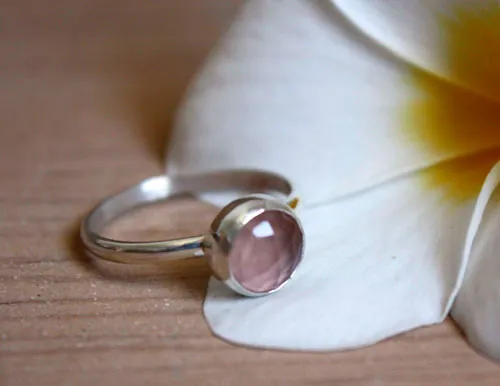 Great maiden’s blush, soft flower ring in silver and rose quartz