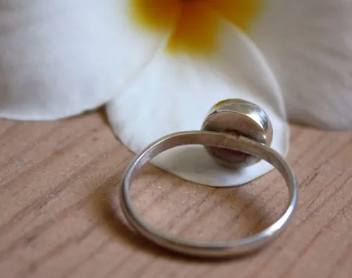 Great maiden’s blush, soft flower ring in silver and rose quartz