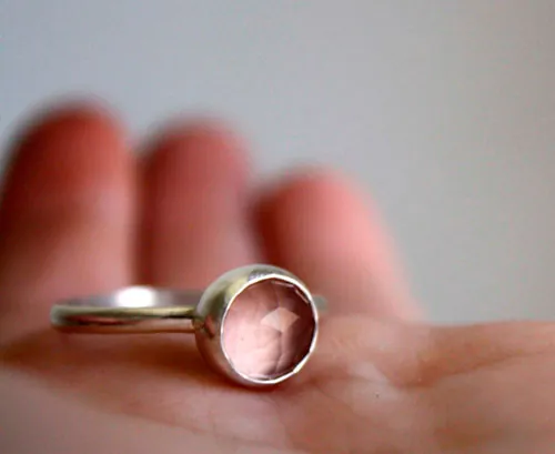 Great maiden’s blush, soft flower ring in silver and rose quartz