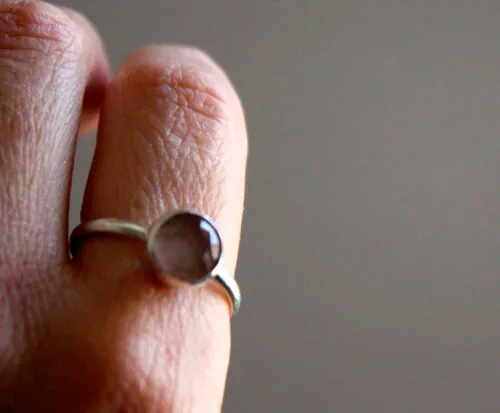 Great maiden’s blush, soft flower ring in silver and rose quartz