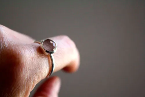 Great maiden’s blush, soft flower ring in silver and rose quartz