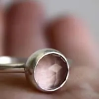 Great maiden’s blush, soft flower ring in silver and rose quartz