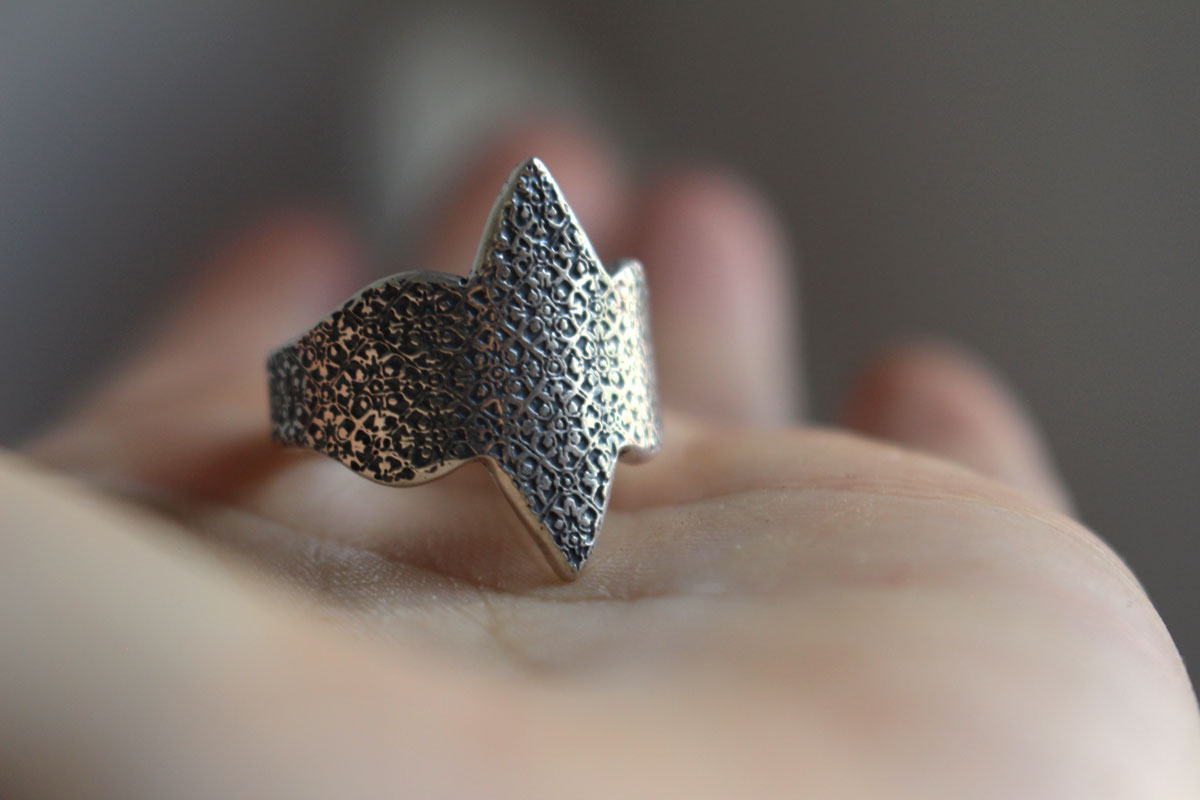 Guide, marquise-shaped mosaic ring in sterling silver