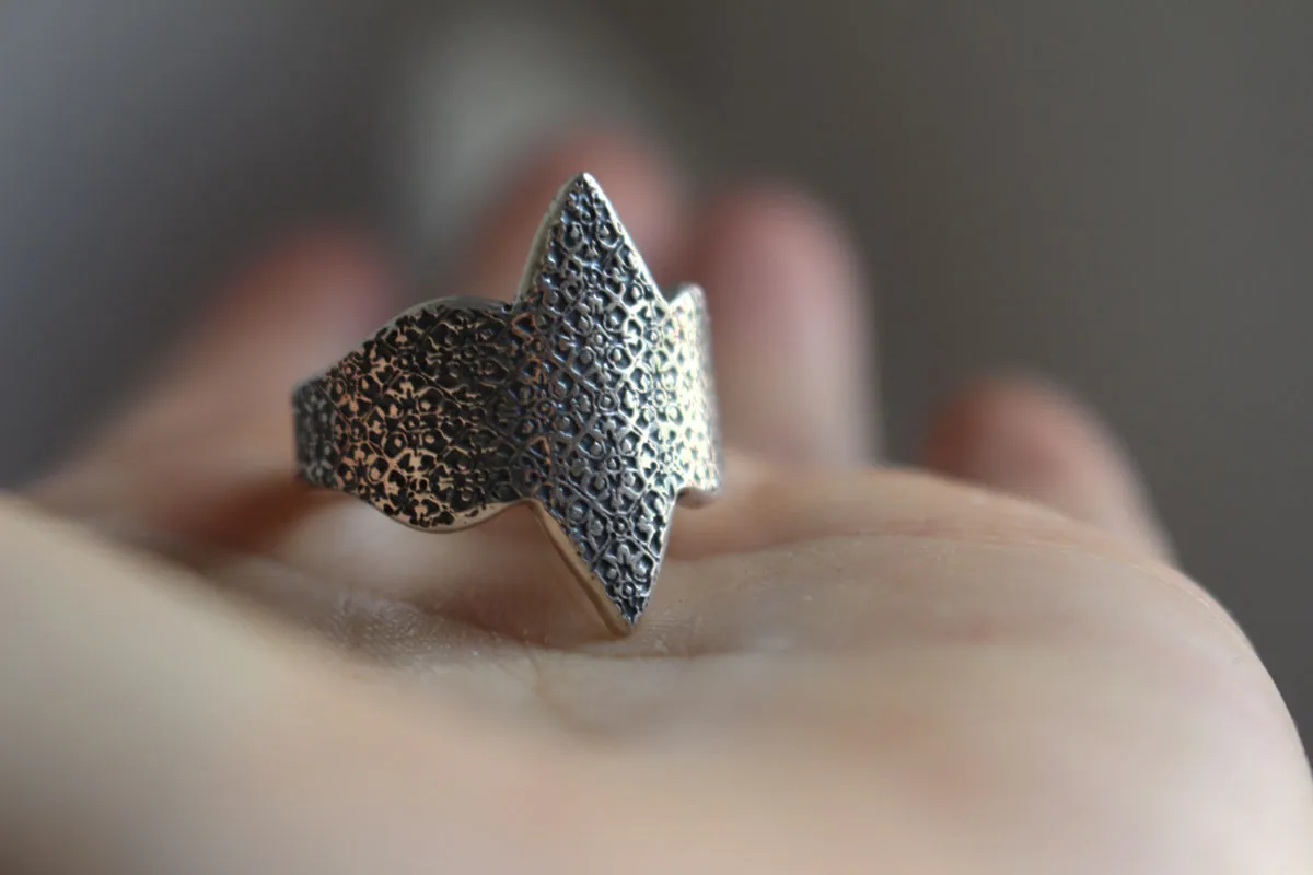 Guide, marquise-shaped mosaic ring in sterling silver