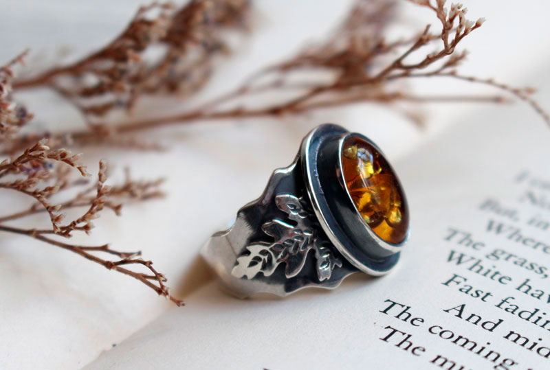 Golden leaf, botanical ring in silver and amber