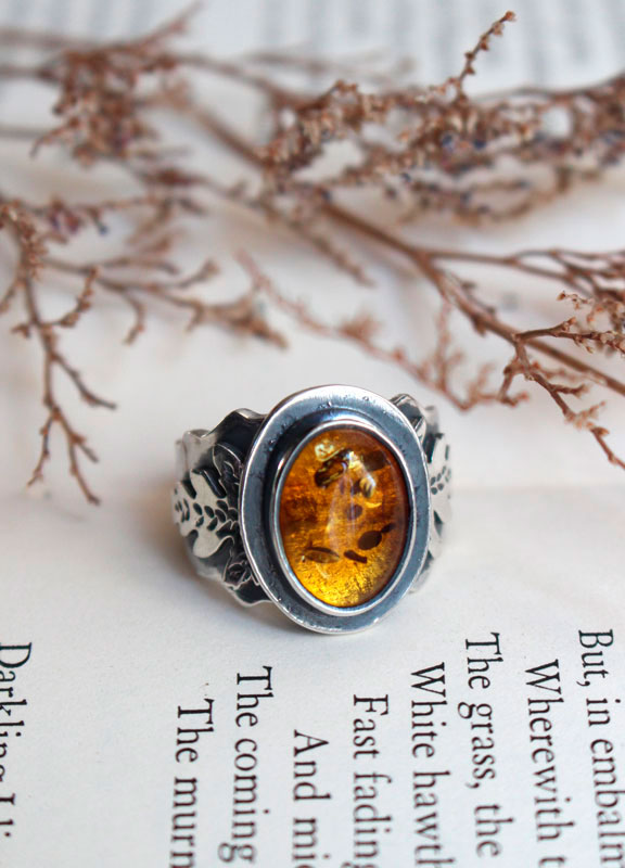 Golden leaf, botanical ring in silver and amber