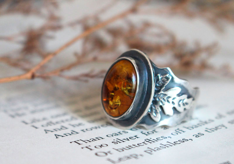 Golden leaf, botanical ring in silver and amber