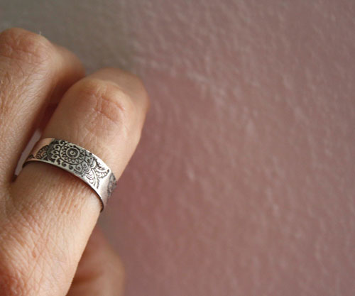 Hanae, cashmere flower ring in sterling silver