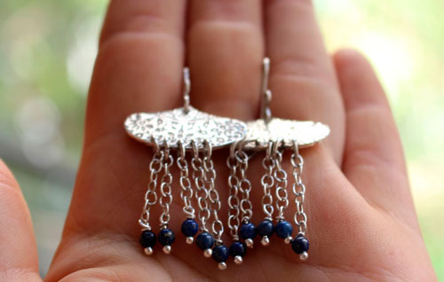Huyana, Amerindian rain earrings in silver and lapis lazuli
