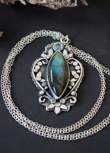 Inaccessible Eden, garden flowers necklace in silver and labradorite
