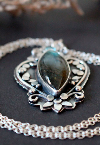 Inaccessible Eden, garden flowers necklace in silver and labradorite