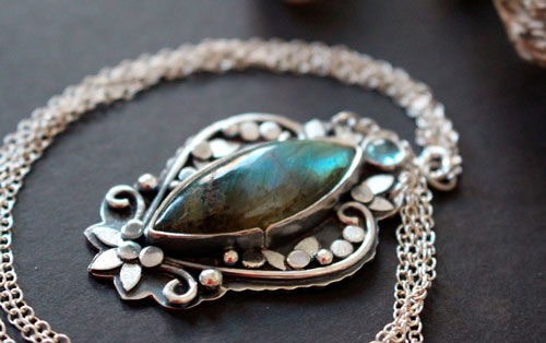 Inaccessible Eden, garden flowers necklace in silver and labradorite
