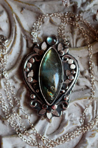 Inaccessible Eden, garden flowers necklace in silver and labradorite