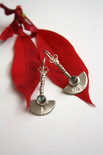 Isis, Egyptian earrings in silver and labradorite