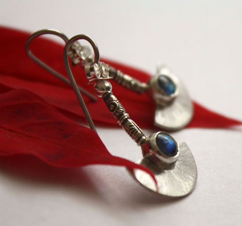Isis, Egyptian earrings in silver and labradorite