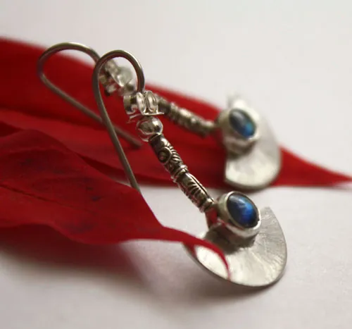 Isis, Egyptian earrings in silver and labradorite