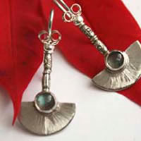 Isis, Egyptian earrings in silver and labradorite