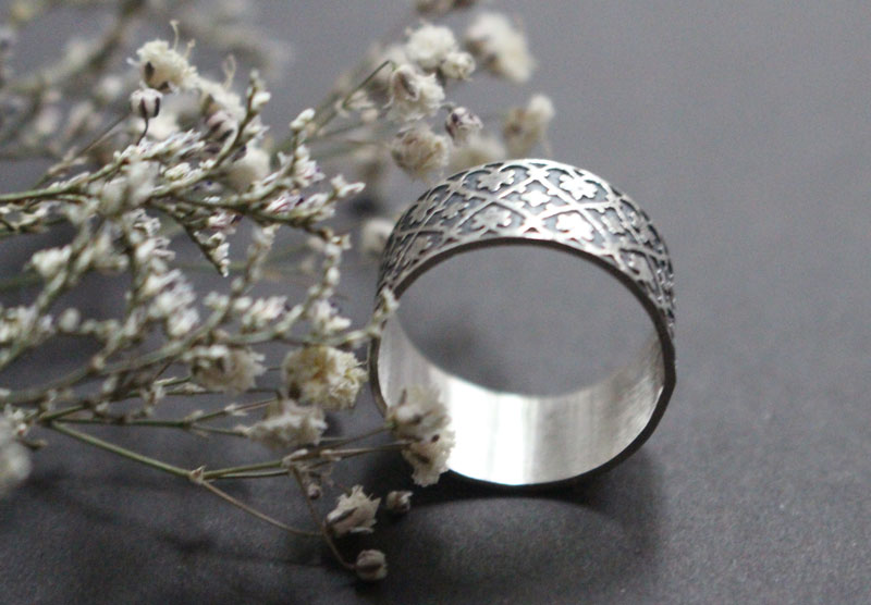 Ivy crown,  strength of bonds Medieval ring in silver