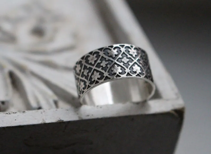 Ivy crown,  strength of bonds Medieval ring in silver