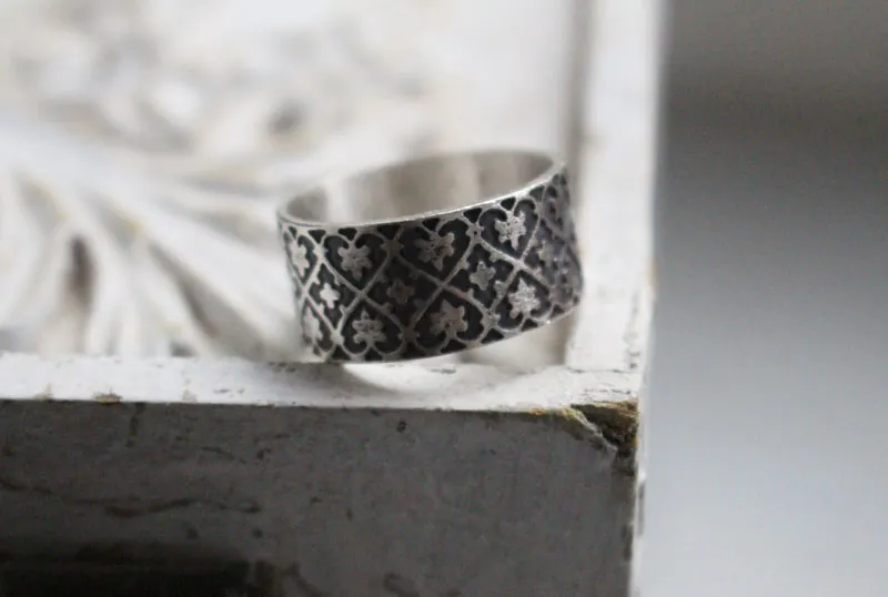 Ivy crown,  strength of bonds Medieval ring in silver