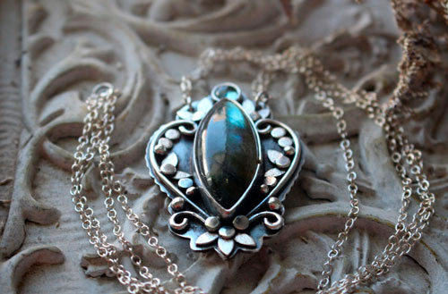 Inaccessible Eden, flower garden necklace in silver and labradorite 