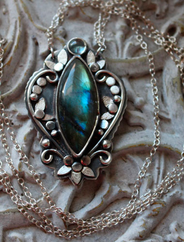 Inaccessible Eden, flower garden necklace in silver and labradorite 