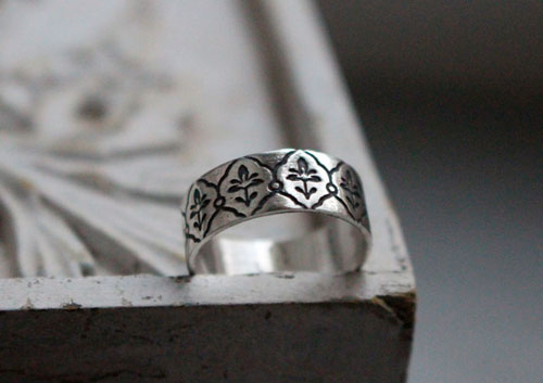 Iris, art nouveau engraved ring in sterling silver