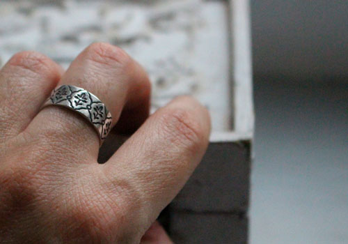 Iris, art nouveau engraved ring in sterling silver