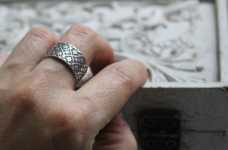 Ivy crown, links strength ring in sterling silver