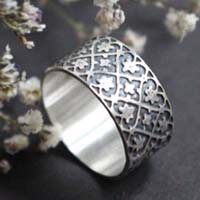 Ivy crown, links strength ring in sterling silver