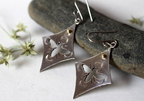 Keren, bee earrings in sterling silver and brass