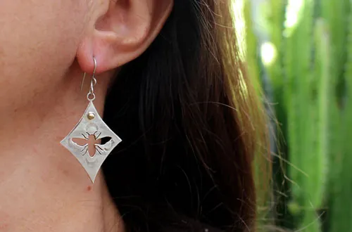 Keren, bee earrings in sterling silver and brass