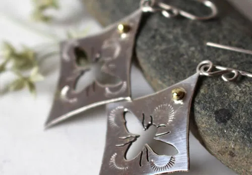 Keren, bee earrings in sterling silver and brass