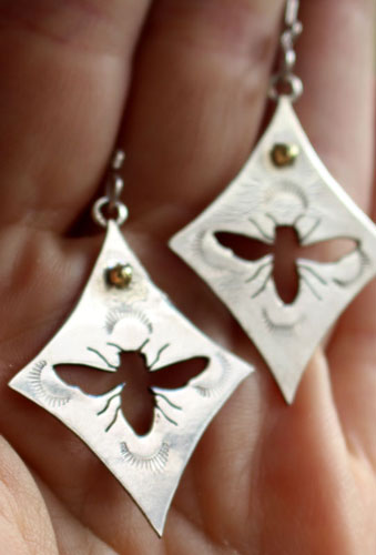Keren, bee earrings in sterling silver and brass